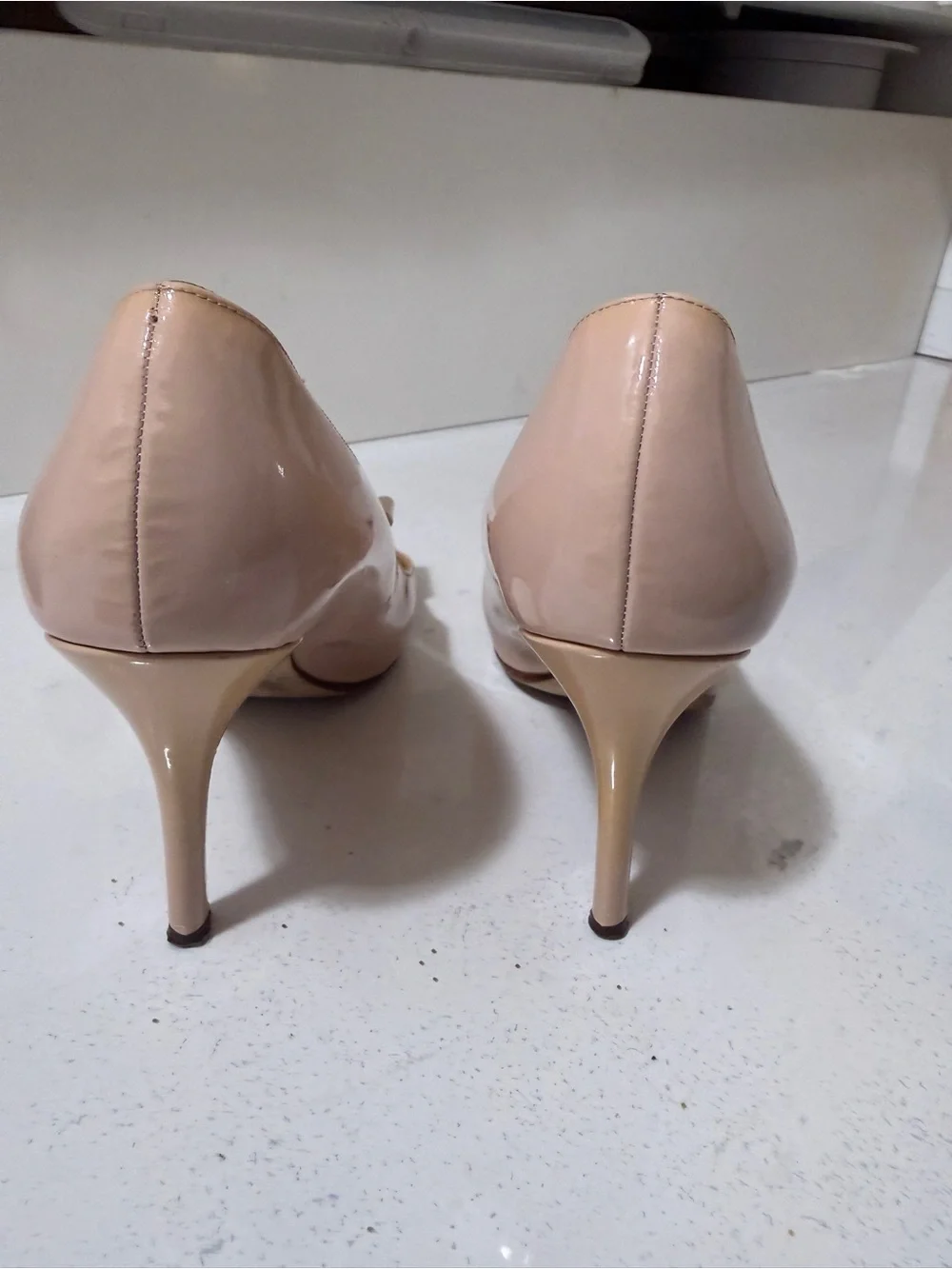 kate spade Nude Patent Leather Bow Pumps with Gold Accent in good condition